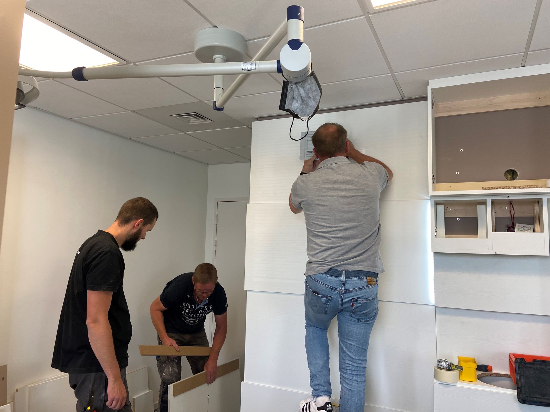 Equipe de maintenance assurant la maintenant sur un appareil