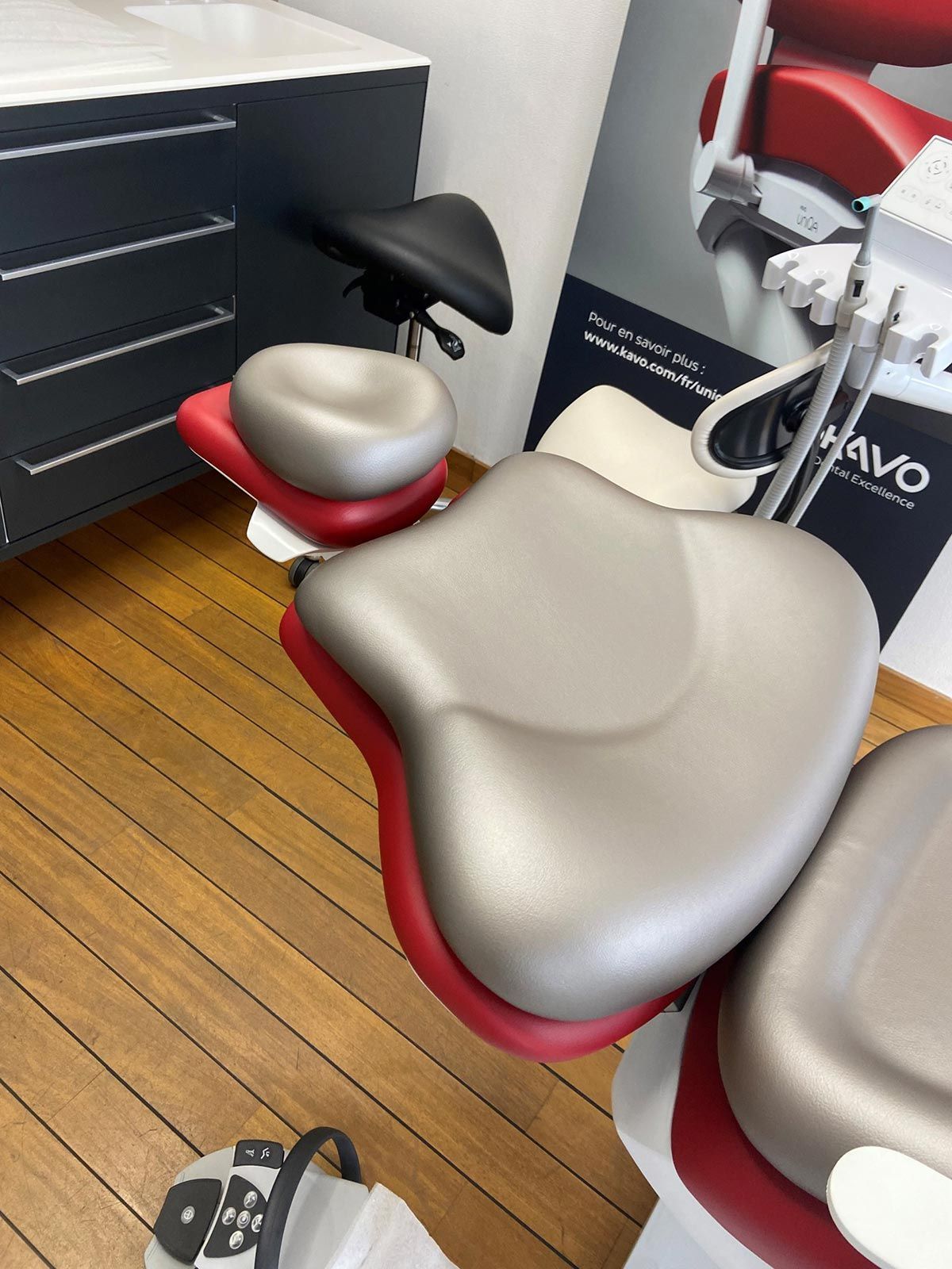 Re-skaïage d'un fauteuil dentaire rouge