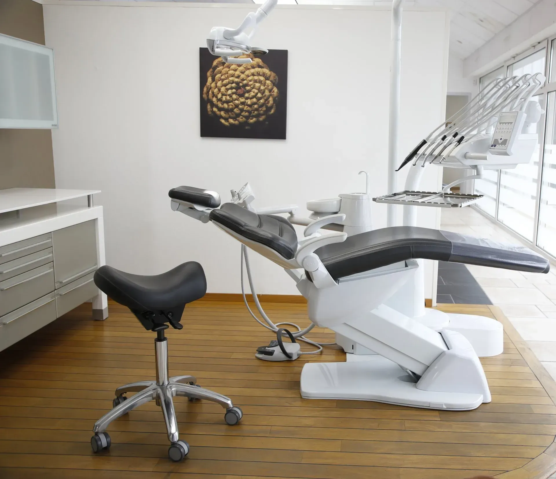 Salle de soin de dentiste avec fauteuil incliné