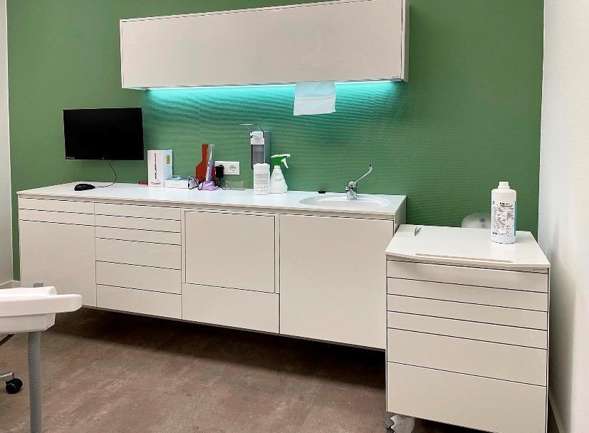 Espace meublé dans une salle de soins de dentiste