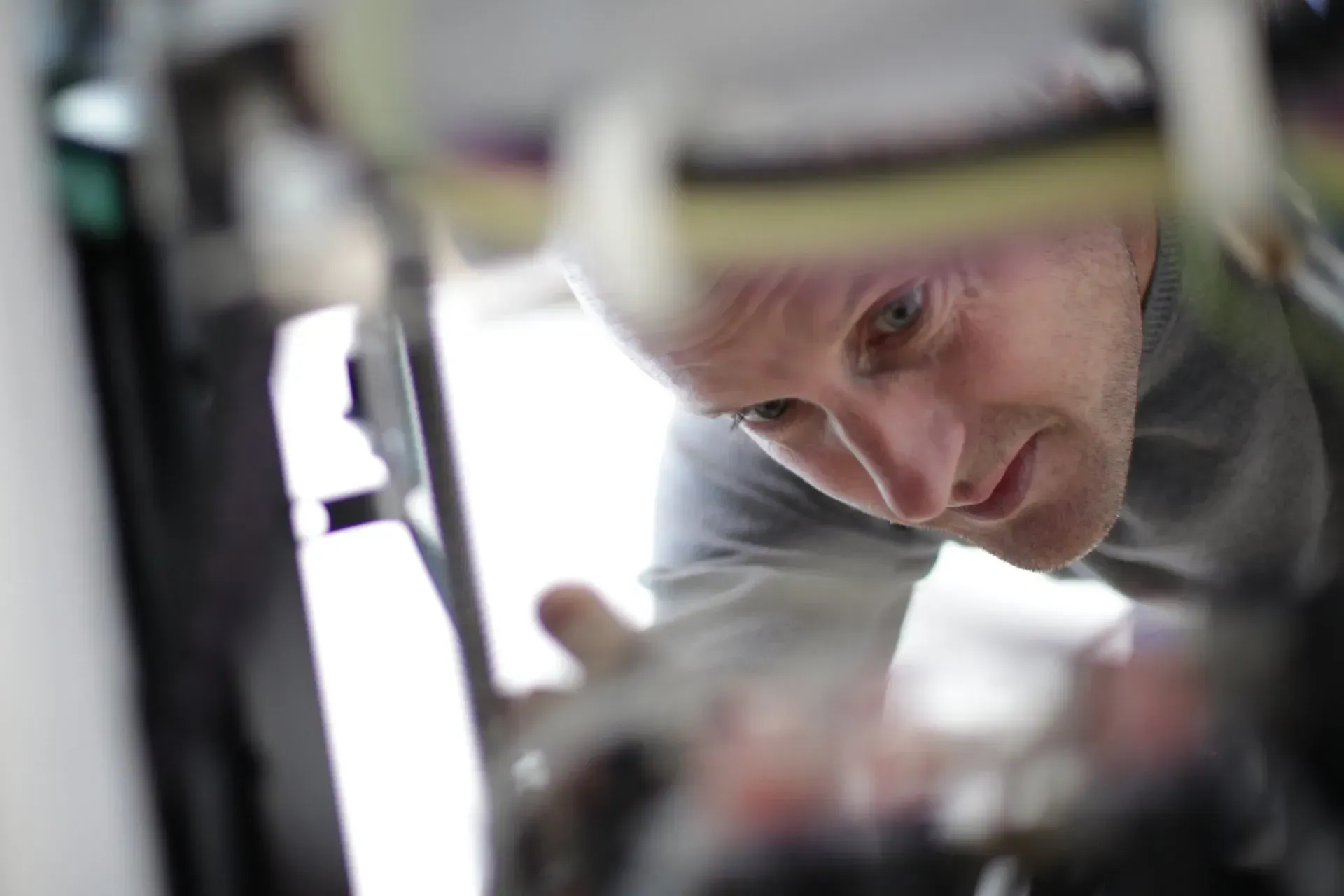 Plan serré sur un visage d'homme réparant quelque chose