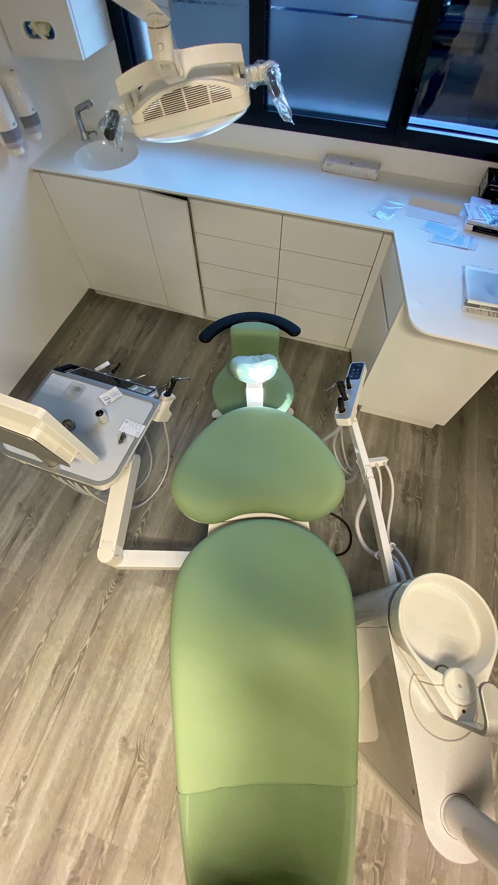 Autre angle de vu du fauteuil dentaire avec ses équipements