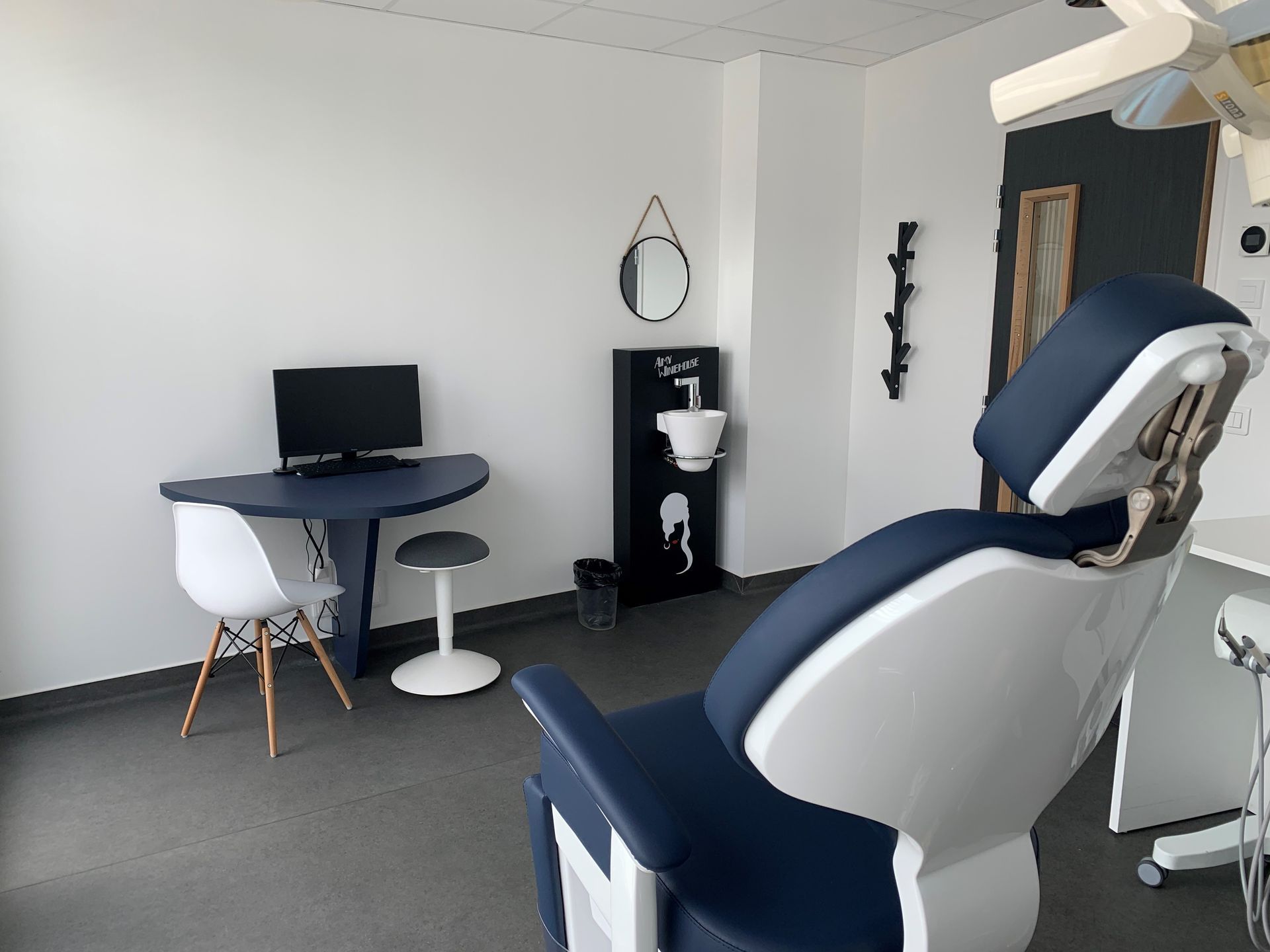 Autre angle de vu du fauteuil dentaire avec ses équipements