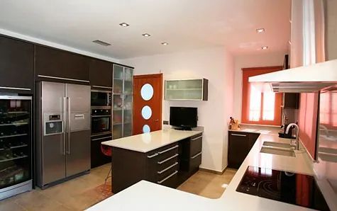 Una cocina con electrodomésticos de acero inoxidable y una gran isla.