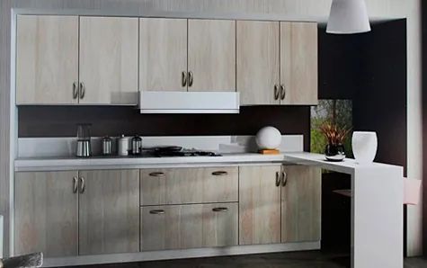 Una cocina con gabinetes de madera y una encimera blanca.