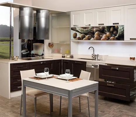 Una cocina con una mesa y sillas.