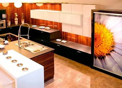 Una cocina con un cuadro de una flor en la pared.