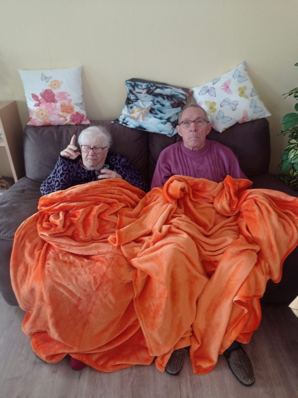 Bewohner der Senioren-Wohngruppe von Ambulanter Pflegedienst Floß auf Sofa