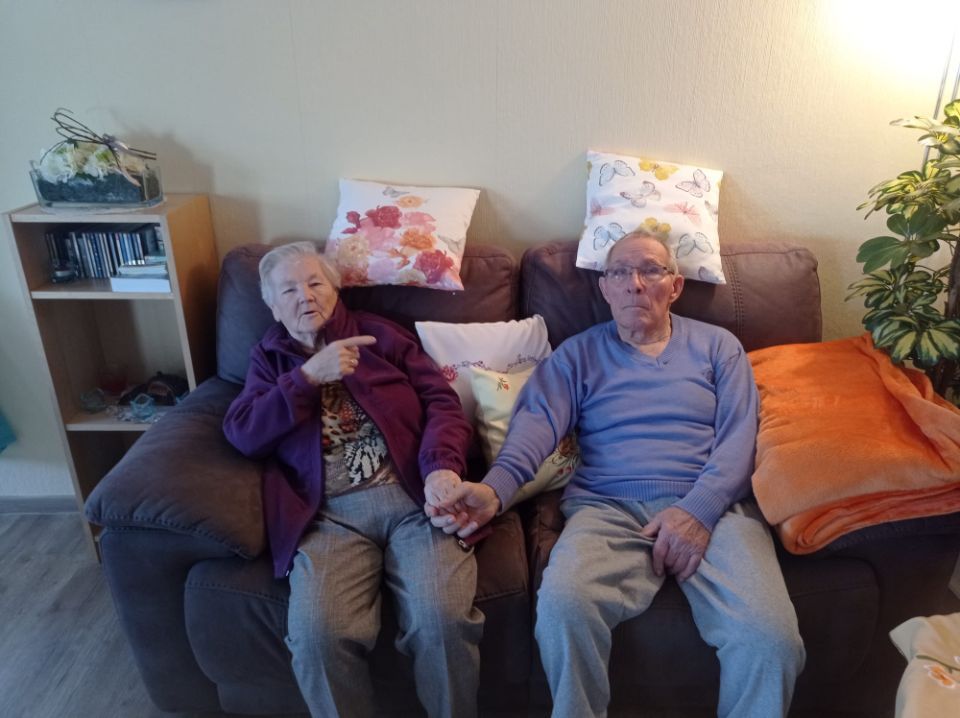 Bewohner der Senioren-Wohngruppe von Ambulanter Pflegedienst Floß auf Sofa