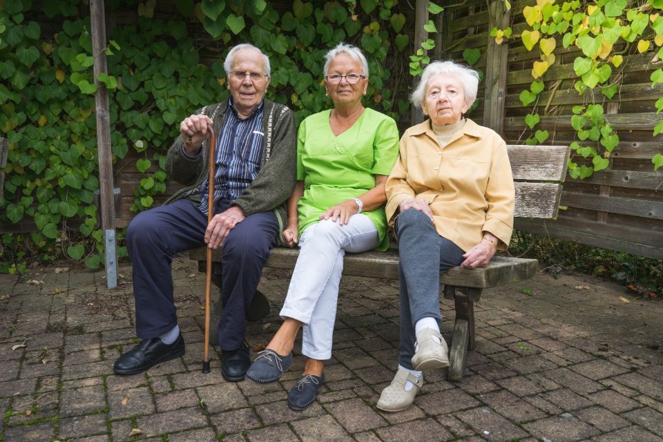 Bewohner der Senioren-Wohngruppe von Ambulanter Pflegedienst Floß im Garten