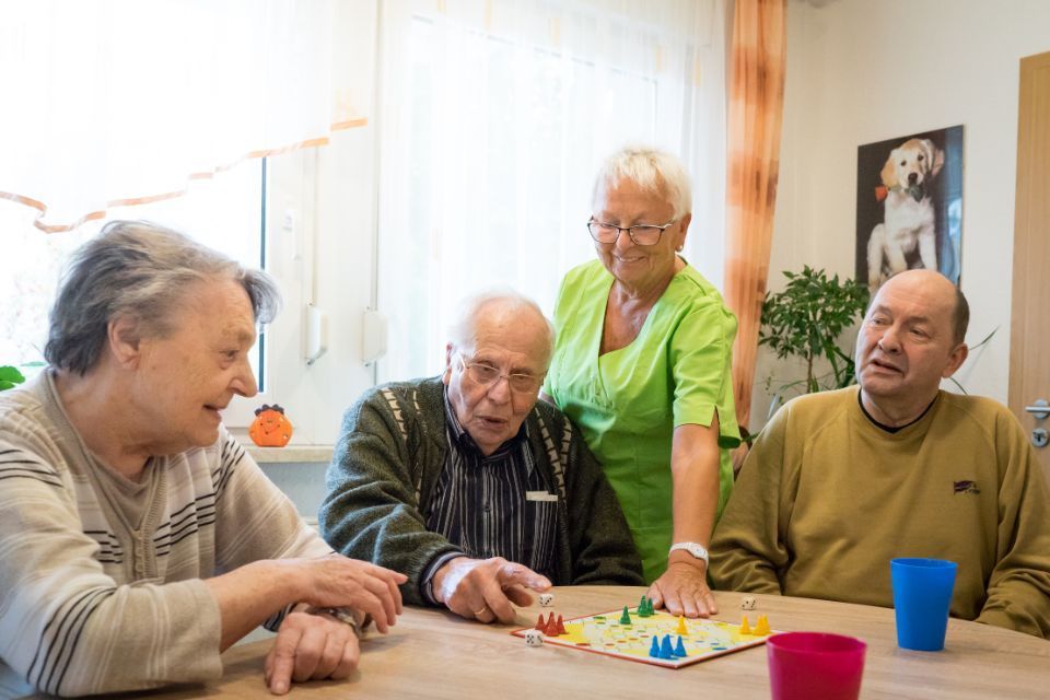 Bewohner der Senioren-Wohngruppe von Ambulanter Pflegedienst Floß beim Spielen