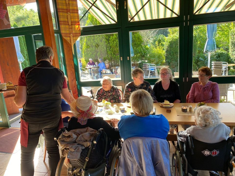 Bewohner der Senioren-Wohngruppe von Ambulanter Pflegedienst Floß beim Essen