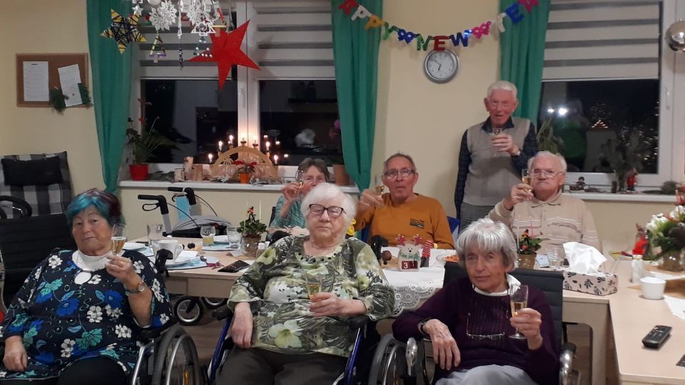 Bewohner der Senioren-Wohngruppe von Ambulanter Pflegedienst Floß beim Essen