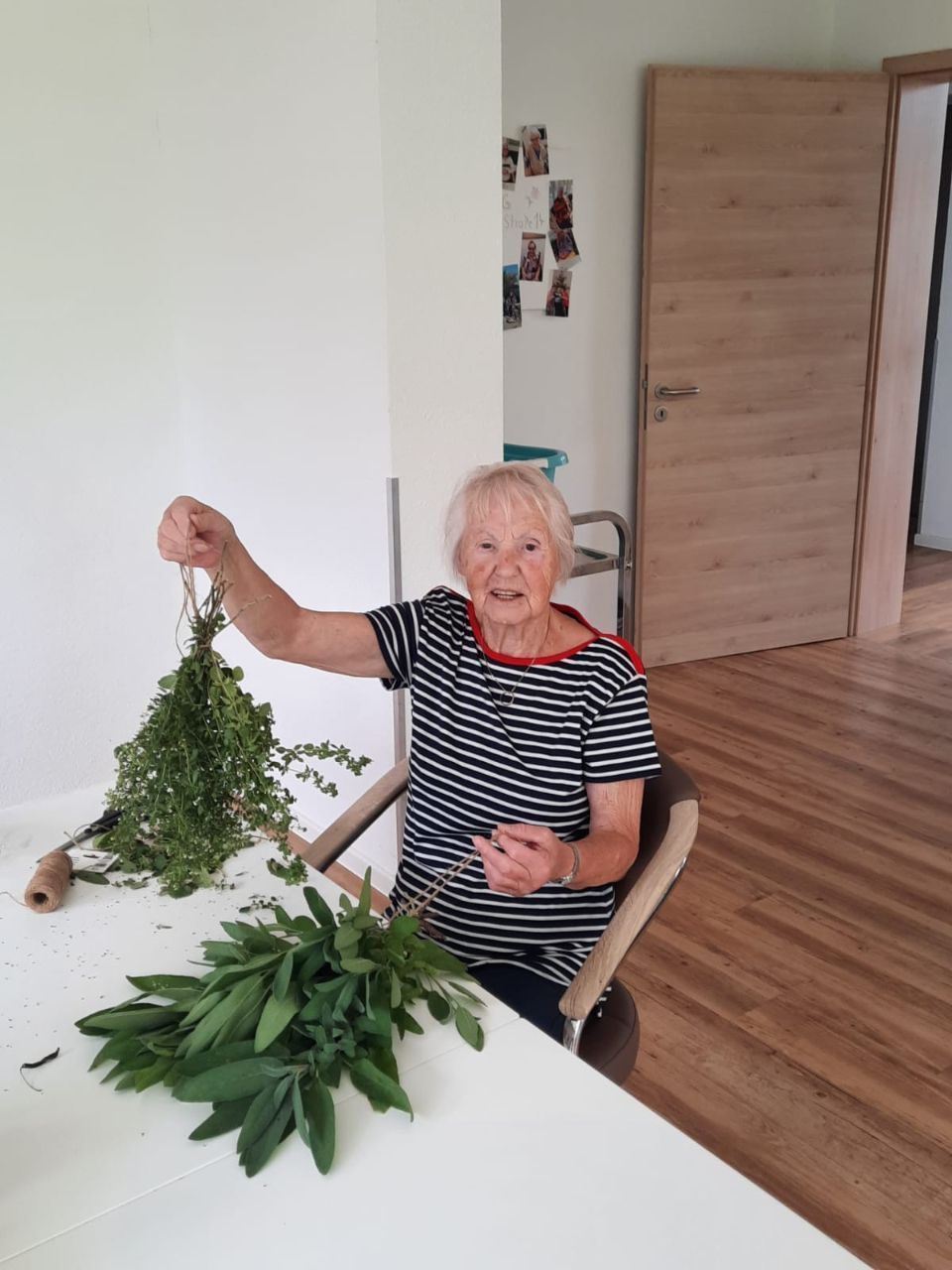 Bewohnerin der Senioren-Wohngruppe von Ambulanter Pflegedienst Floß arbeitet mit Pflanzen