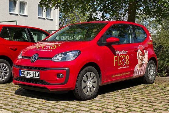 Mitarbeiterin von Ambulanter Pflegedienst Floß betreut alte Frau