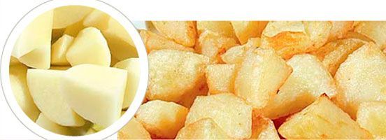 Trozos de patata cruda junto a patatas fritas.