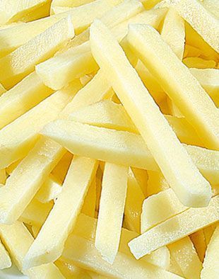 Montón de patatas fritas crudas y cortadas; color amarillo pálido.