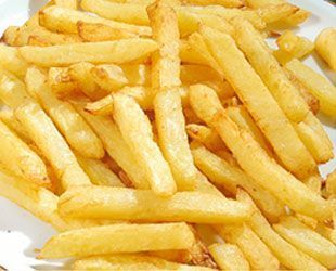 Papas fritas doradas apiladas en un plato.