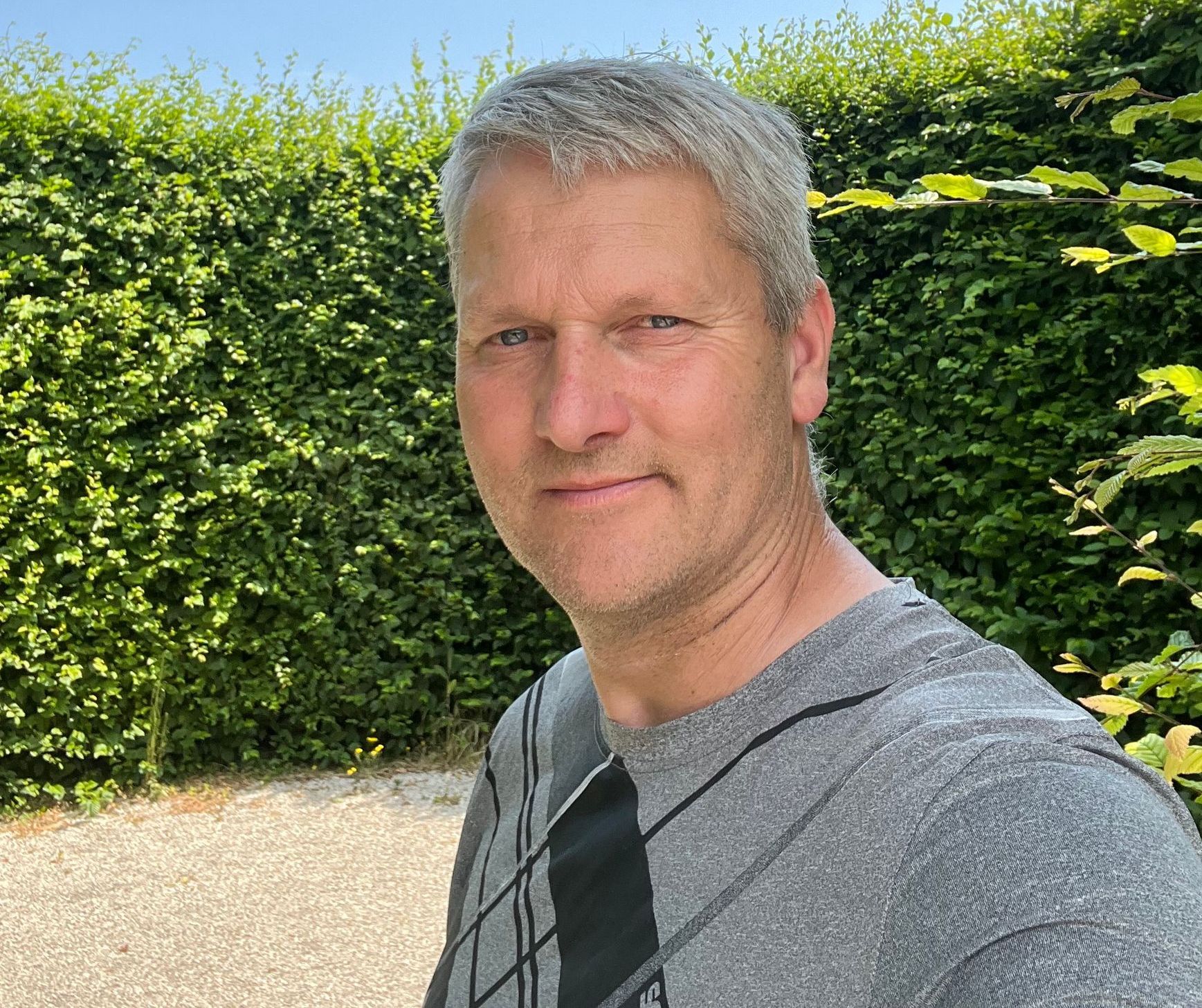 Baupläne auf Tisch Personen in Sicherheitskleidung zeigen darauf