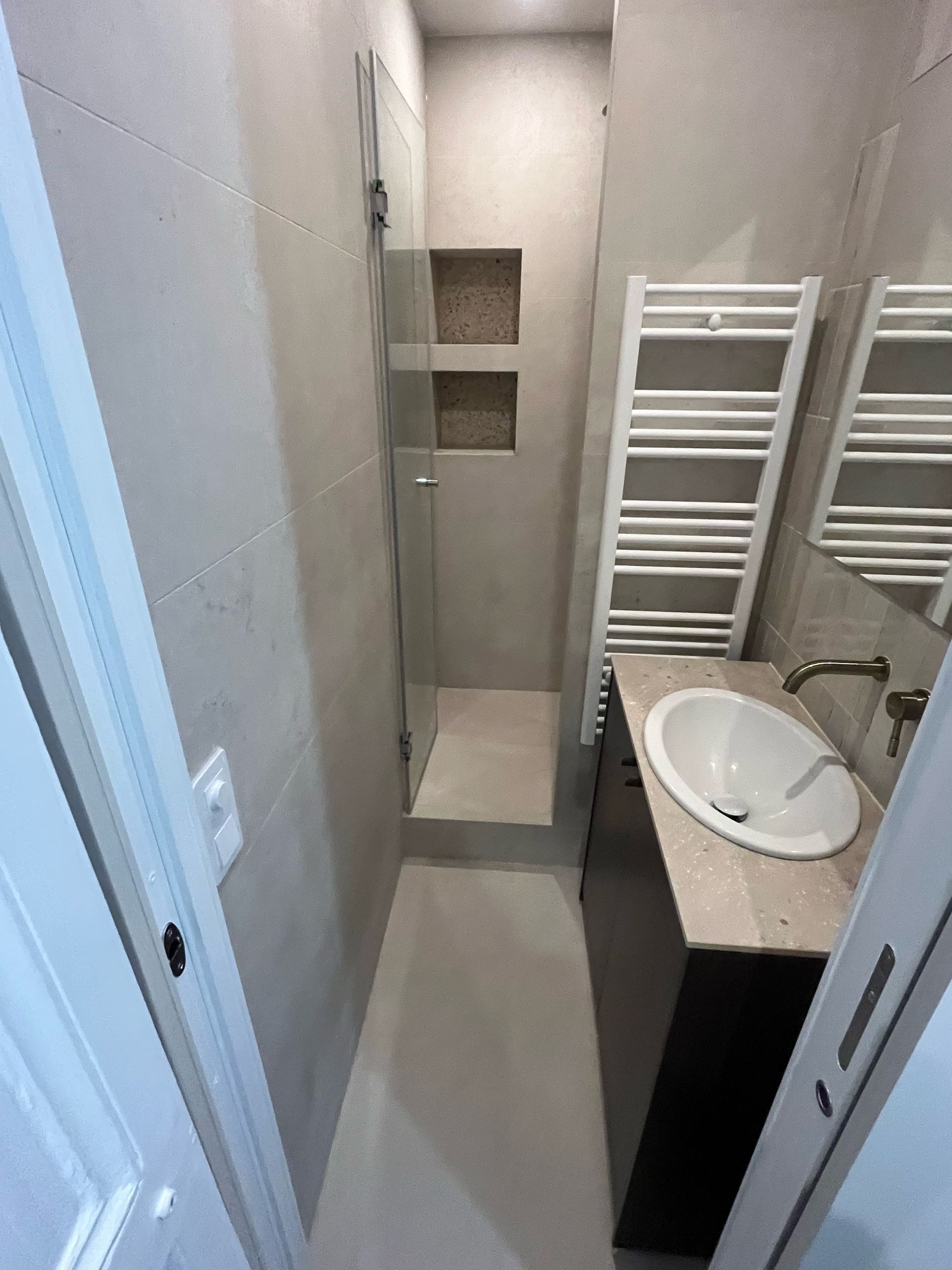 Aménagement de salle de bains avec douche et vasque
