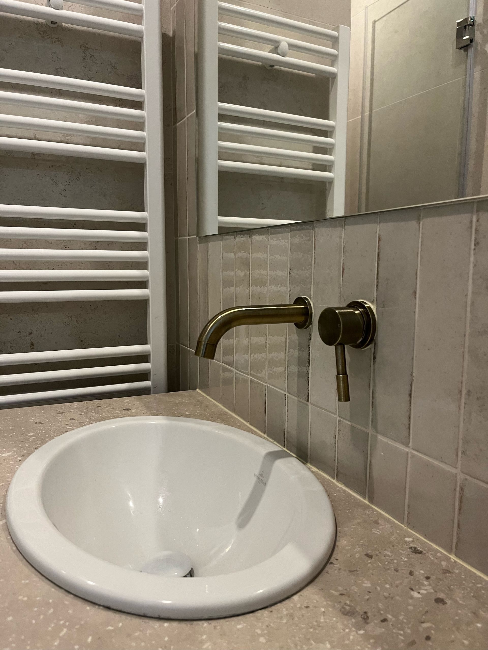 Vasque dans une salle de bains rénovée