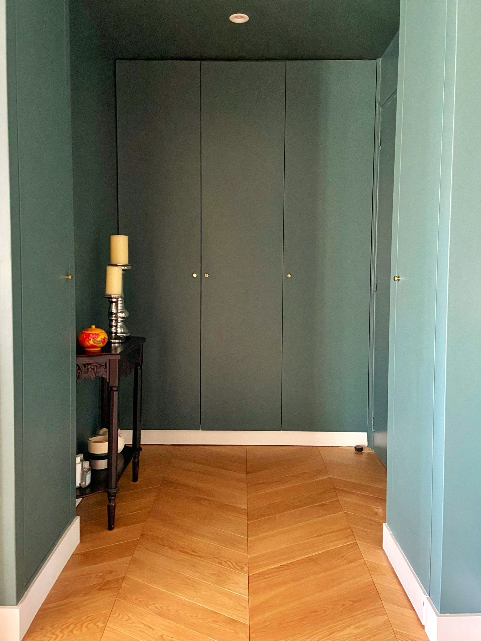 Intérieur d'un appartement avec parquet et peinture des placards