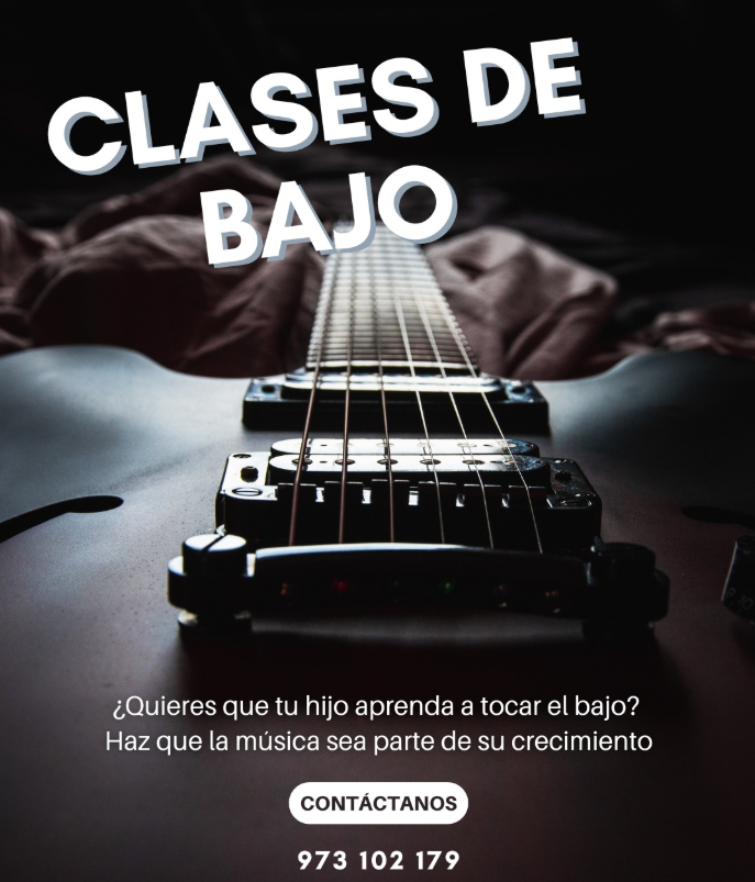 Primer plano de un violín de madera colgado entre otros instrumentos de cuerda en una tienda.