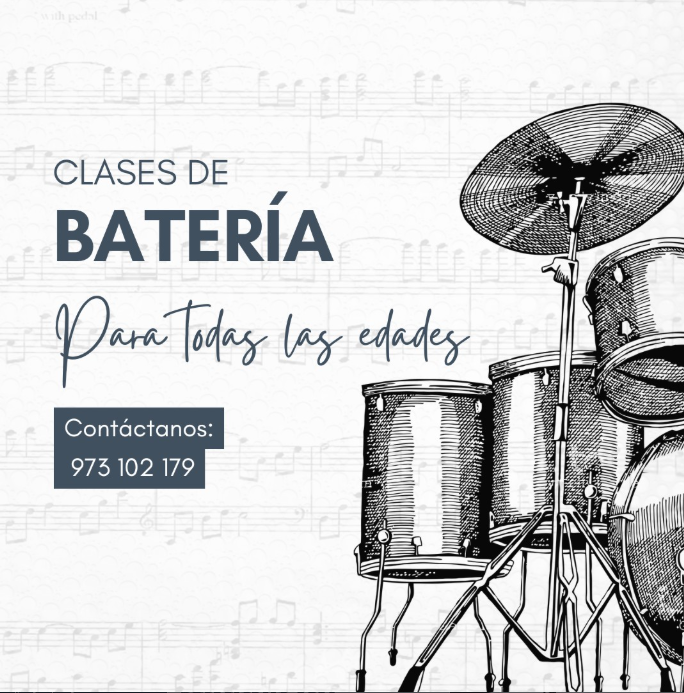 Primer plano de un violín de madera colgado entre otros instrumentos de cuerda en una tienda.