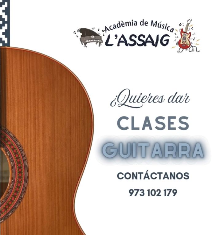 Primer plano de un violín de madera colgado entre otros instrumentos de cuerda en una tienda.