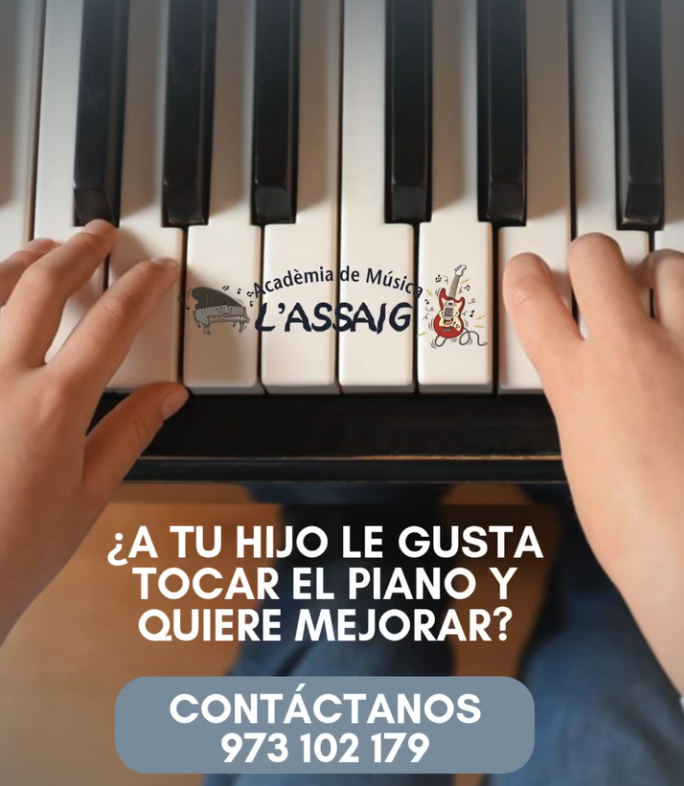 Primer plano de un violín de madera colgado entre otros instrumentos de cuerda en una tienda.