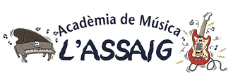 Logotipo de L'Assaig Acadèmia de Música con un piano a la izquierda y un músico de dibujos animados a la derecha.