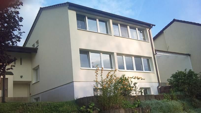 Ein großes weißes Gebäude mit vielen Fenstern