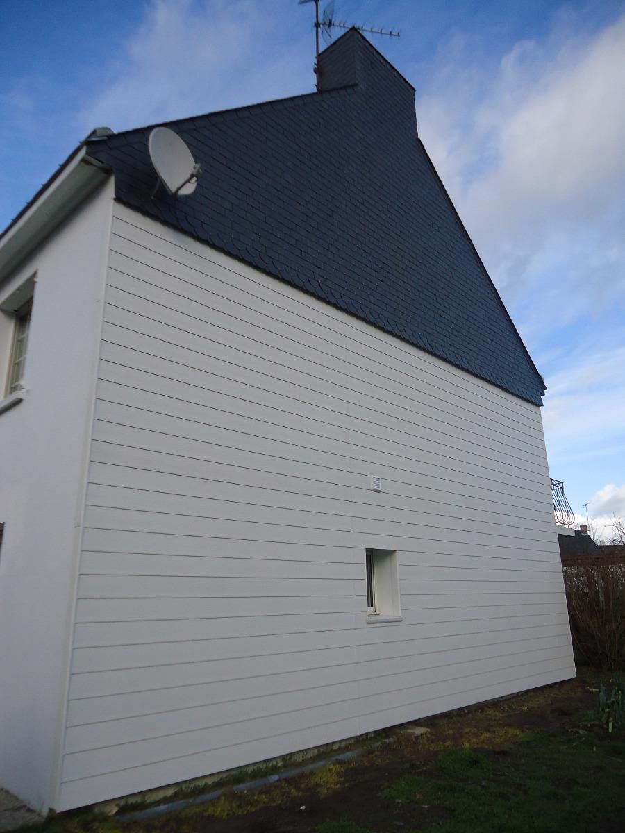 St Malo de Guersac - Bardage pointe pignon et cheminée en ardoises naturelles et mur pignon en lames PVC imitiation bois blanc
