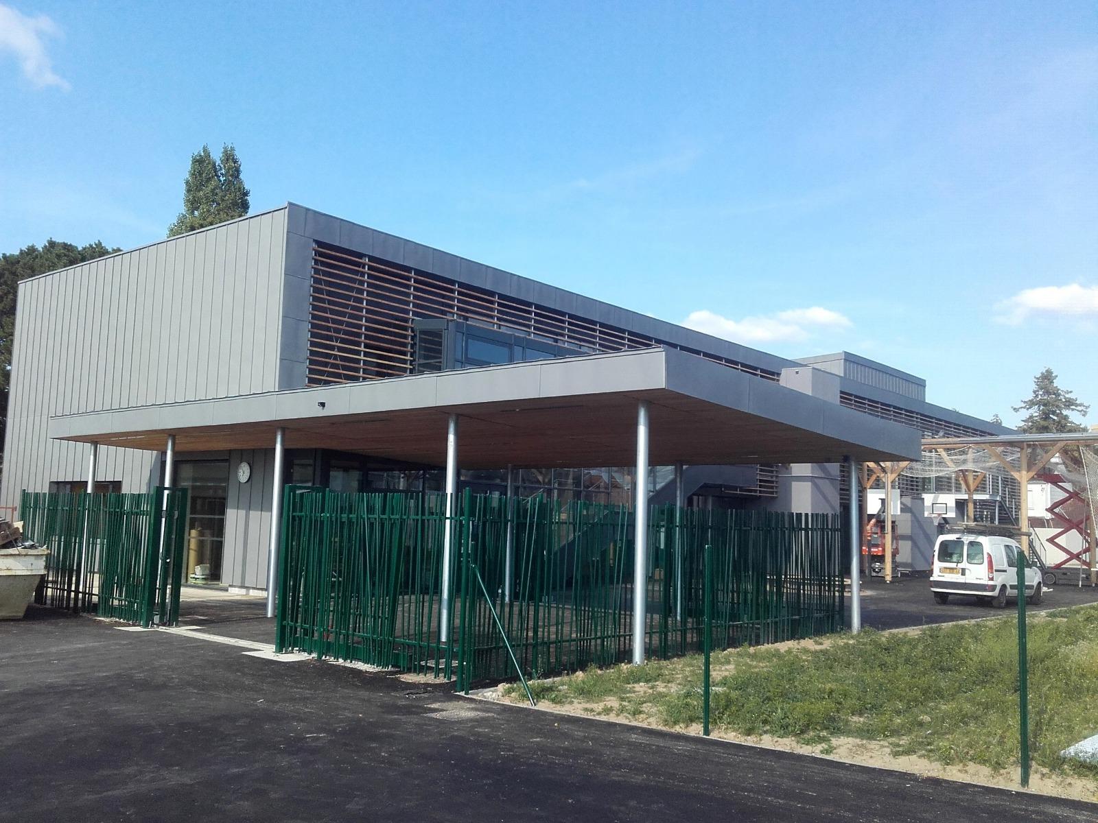 Savenay - Extension groupe scolaire R. DESNOS - Bardage zinc 231 m² et bardage aluminium 136 m² joint debout avec isolation extérieure - Chantier public - Architecte F. RENIER à Rennes