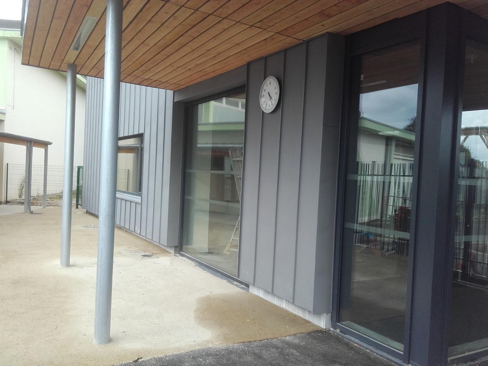 Savenay - Extension groupe scolaire R. DESNOS - Bardage zinc 231 m² et bardage aluminium joint debout 136 m² - Isolation extérieure - Chantier public - Architecte F. RENIER à Rennes