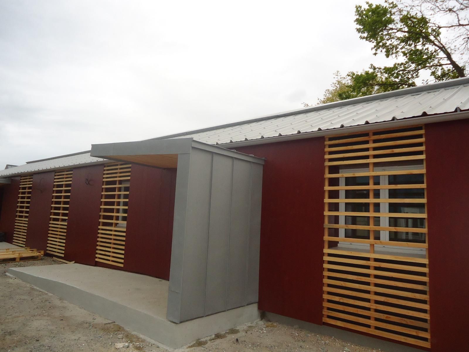 Temple de Bretagne - Extension Maison des Associations - Bardage Auvent entrée Maisons des Associations - Chantier public