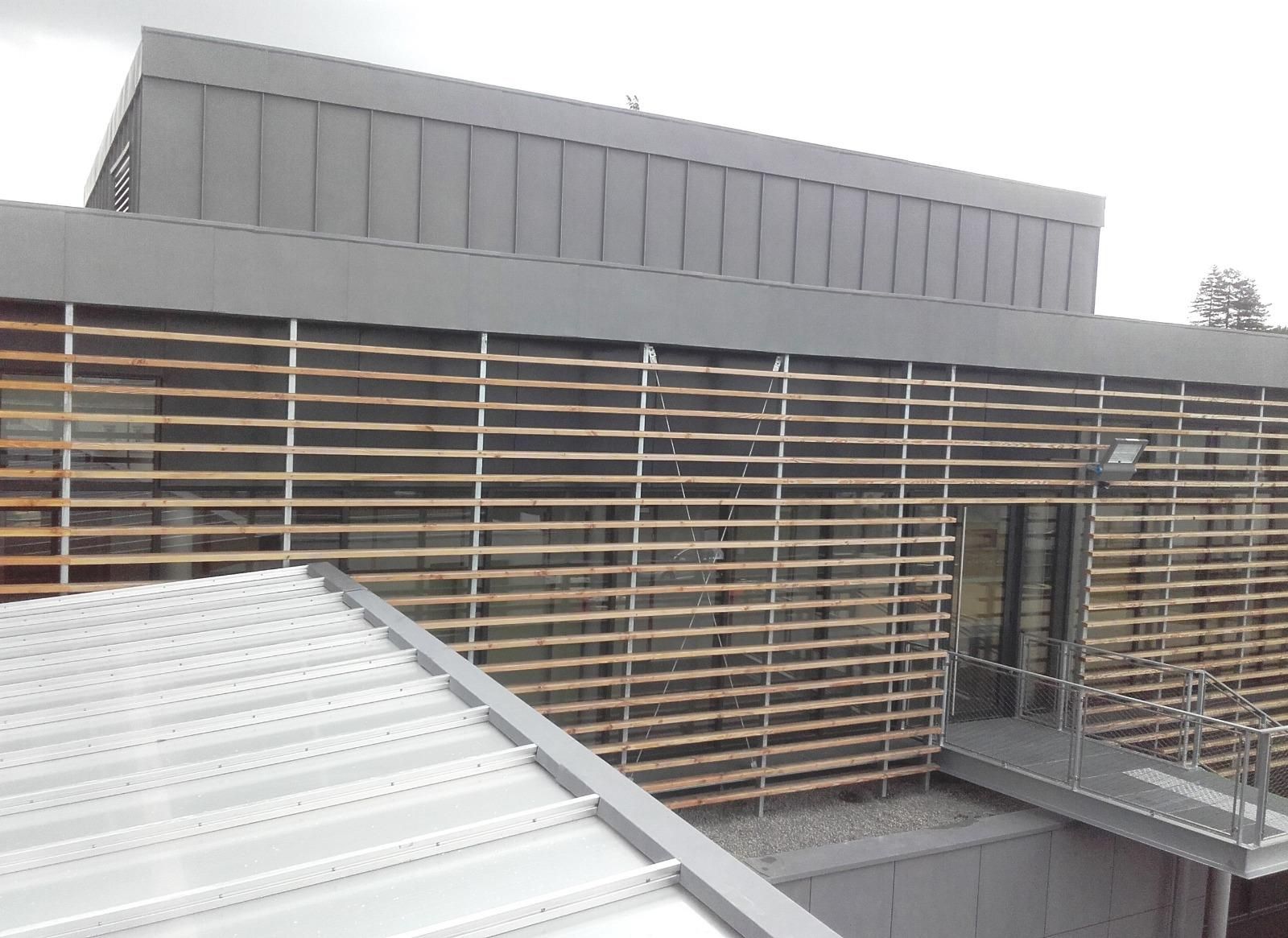 Savenay - Extension groupe scolaire R. DESNOS - Bardage zinc 231 m² et bardage aluminium 136 m² joint debout - Isolation extérieure - Chantier public - Architecte F. RENIER à Rennes