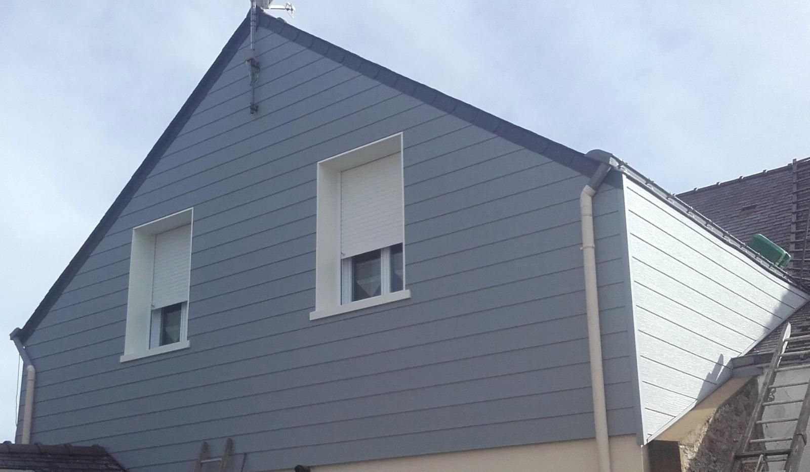 Saint Joachim - Bardage pointe pignon et mur en Vox (lames PVC imitation bois) couleur gris clair