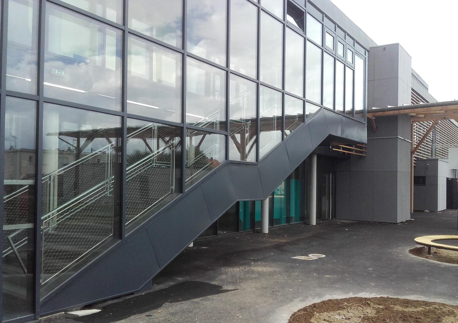 Savenay - Extension groupe scolaire R. DESNOS - Bardage zinc 231 m² et bardage aluminium 136 m² joint debout - Isolation extérieure - Chantier public - Architecte F. RENIER à Rennes