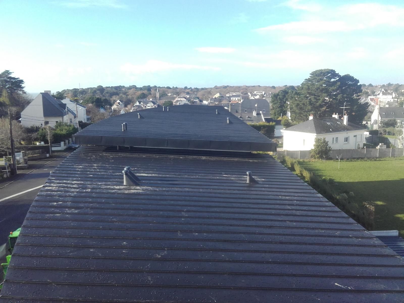Saint Marc sur Mer - Construction immeuble - Couverture joint debout noir 351 m² - Habillage sous-faces 109 m² et bardage 250 m² joint debout - Etanchéité terrasse accessible membrane 98 m²