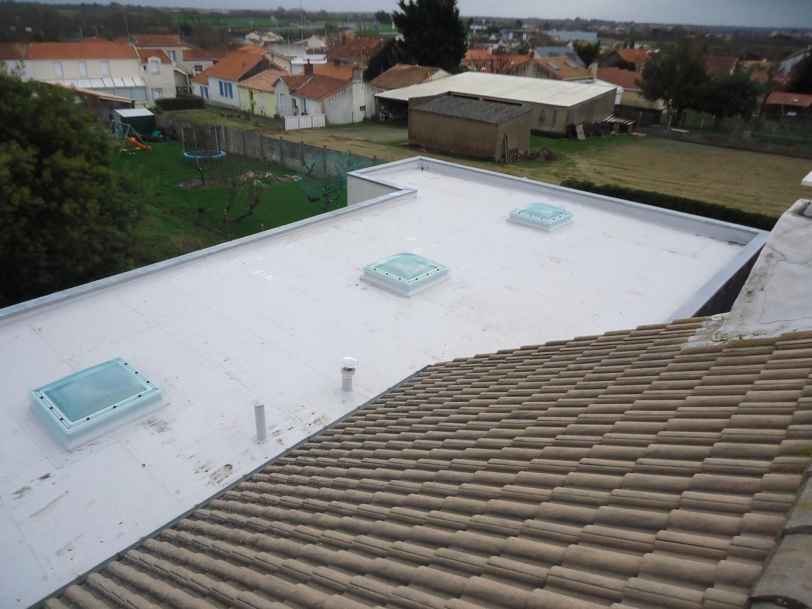 Saint Michel Chef Chef - Extension maison - Etanchéité toit terrasse inaccessible isolée - membrane Sikaplan 12 G - Vélux coupoles fixes et ouverture électrique