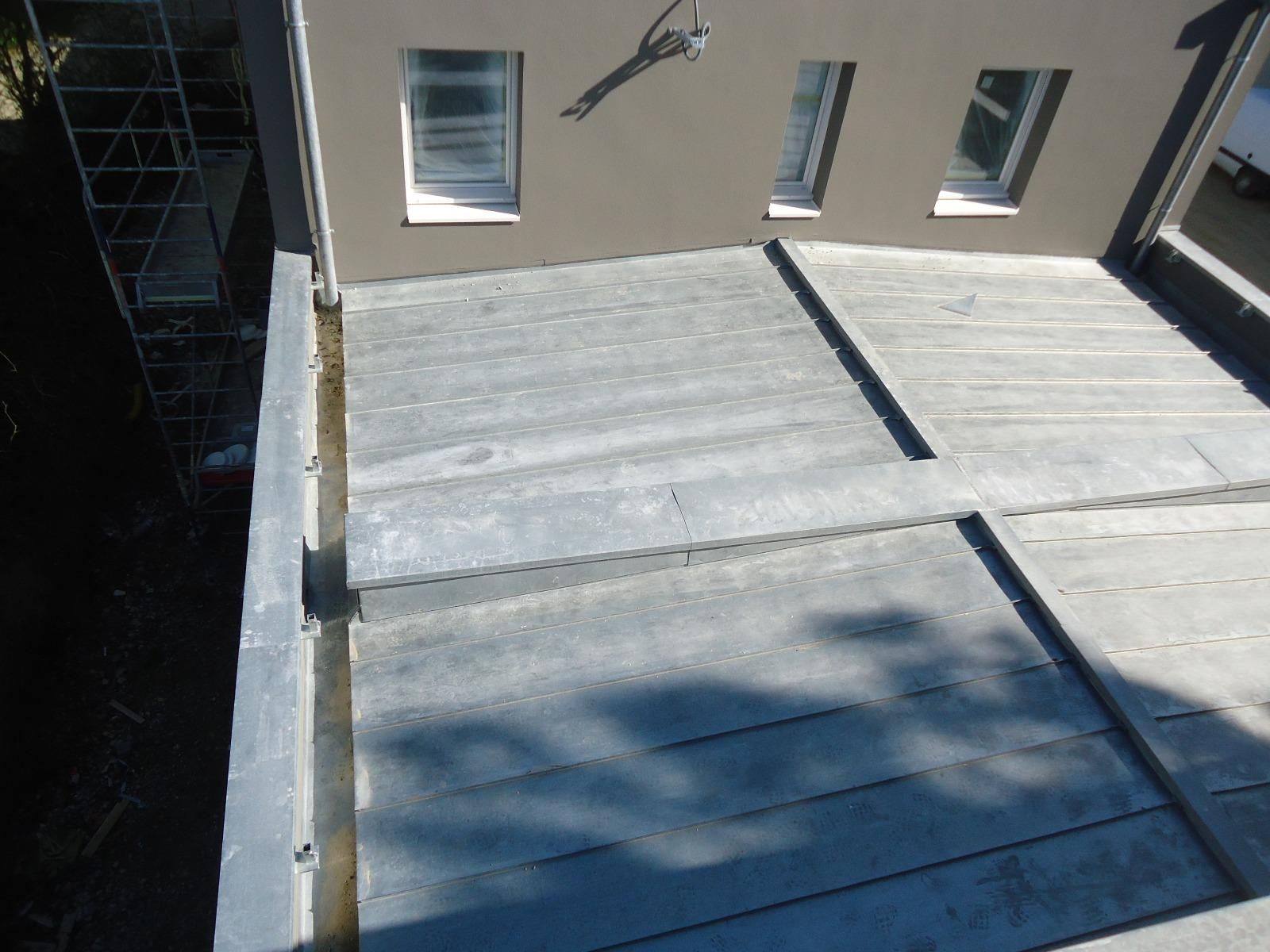 Saint Marc sur Mer - Construction 14 lgmts Silène - Couverture zinc joint debout 586 m² - Couverture bacs acier 84 m² - Grégory Laumonier Architecte St Nazaire - Chantier public