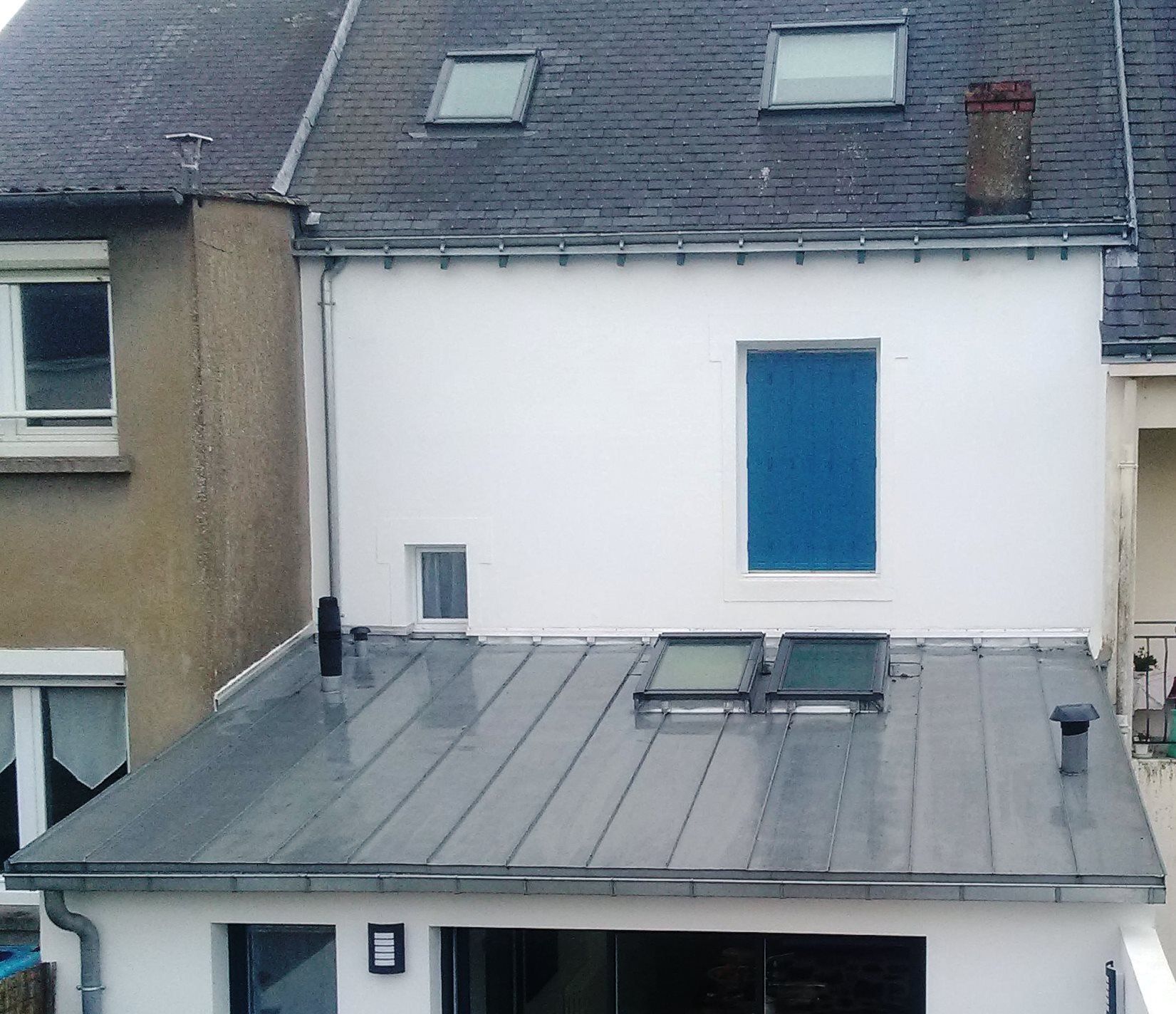 Saint Nazaire - Extension - Couverture zinc naturel joint debout pose Vélux et remplacement gouttières sur l'existant
