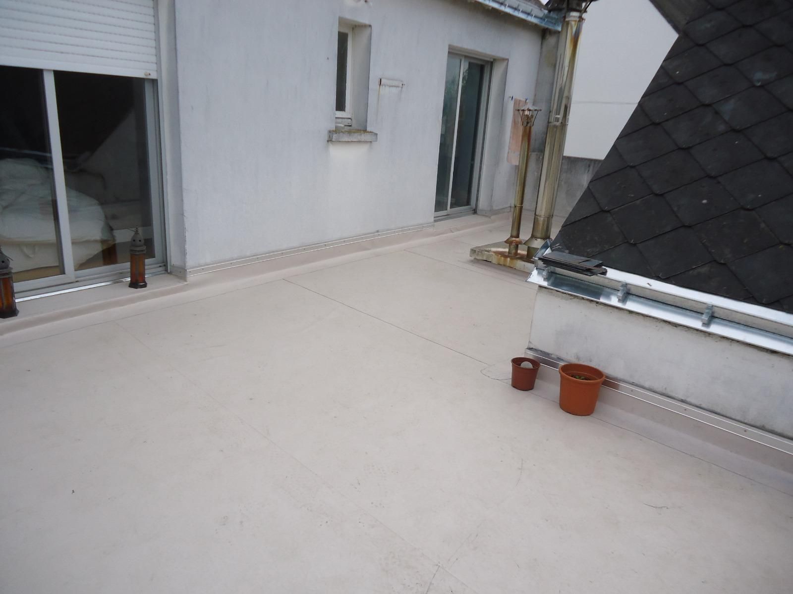 Saint Joachim - Etanchéité toit terrasse inaccessible au-dessus d'un commerce - Membrane encollée Sarnafil TG 66 EL Felt