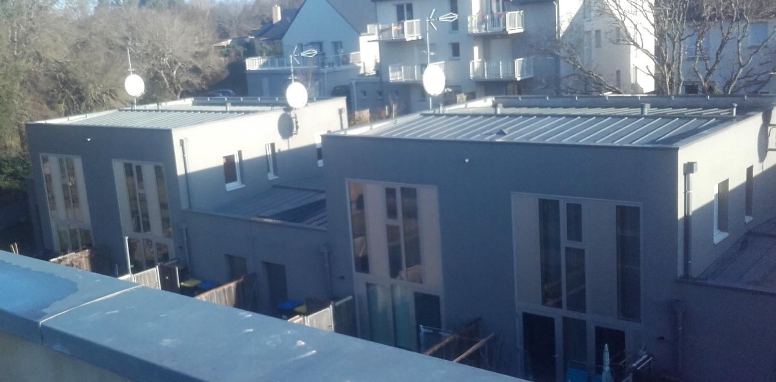 Saint Marc sur Mer - Construction 14 lgmts Silène - Couverture zinc joint debout 586 m² - Couverture bacs acier 84 m² - Grégory Laumonier Architecte St Nazaire - Chantier public
