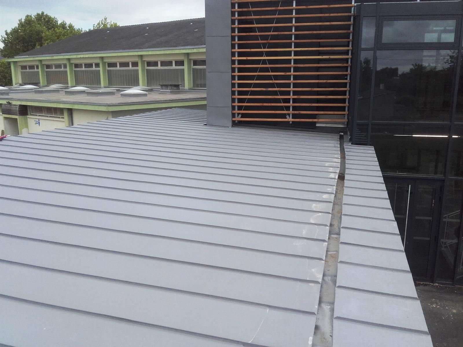 Savenay - Extension groupe scolaire R. Desnos - Couverture zinc joint debout 176 m² - F. Renier Architecte Rennes - Chantier Public