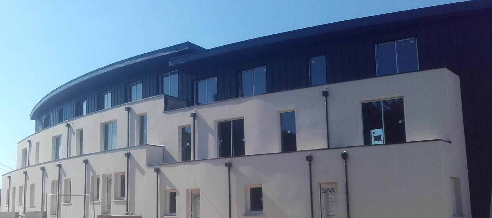 Saint Marc sur Mer - Construction immeuble - Couverture joint debout noir 351 m² - Habillage sous-faces 109 m² et bardage 250 m² joint debout - Etanchéité terrasse accessible membrane 98 m²