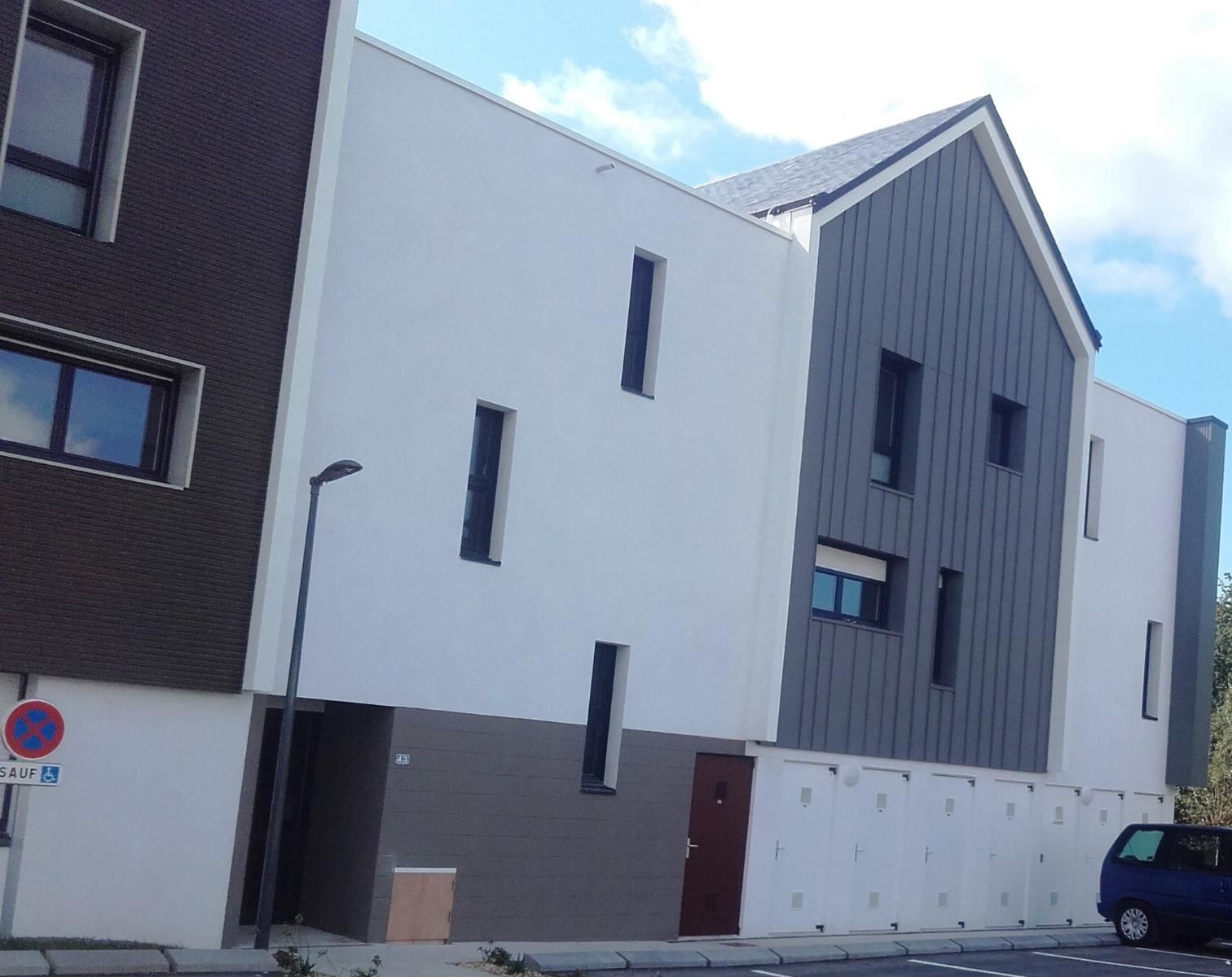 La Turballe - Construction 14 logements - Bardage façade en zinc quartz joint debout 150 m² - Chantier public - Architecte J-P Blanchard La Baule
