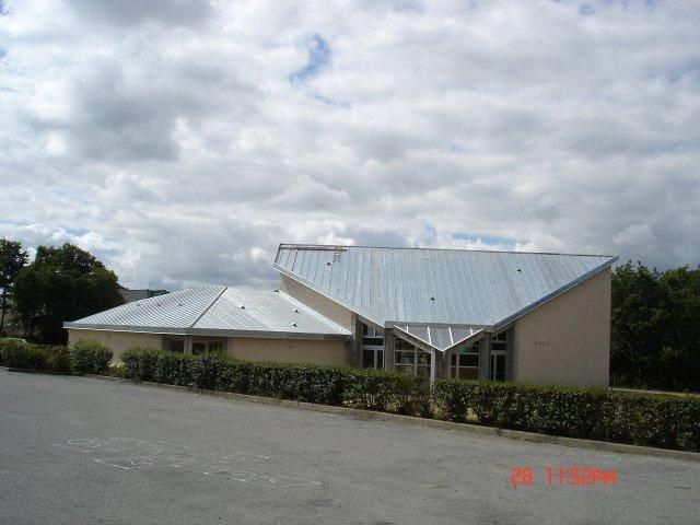 Commune de CROSSAC - Salle Polyvalente - Remplacement couverture existante par couverture zinc naturel joint debout - Chantier public
