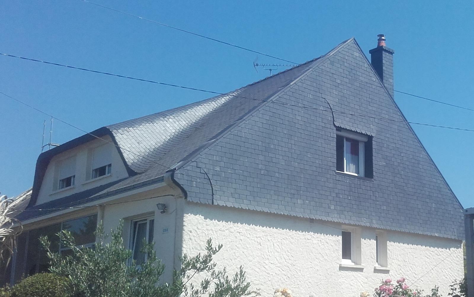 Bardage isolé en ardoises d'Espagne pointe des 2 pignons, façade arrière et bardage cheminées, dessus de murs et habillage fenêtre en zinc anthra - Chantier RGE